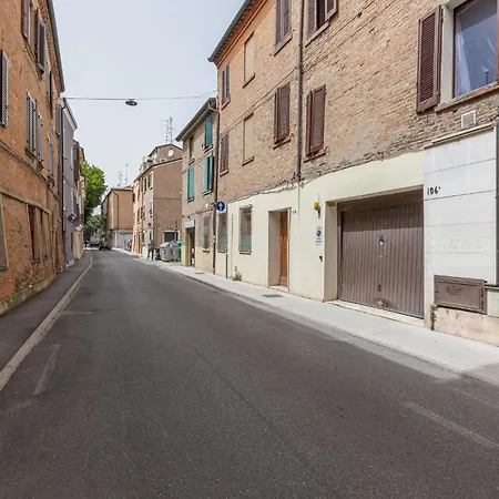 Guesthost - Center Bi-level Beauty * Φεράρα