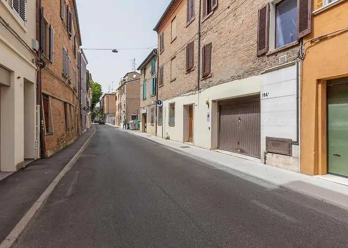 Guesthost - Center Bi-level Beauty * Φεράρα